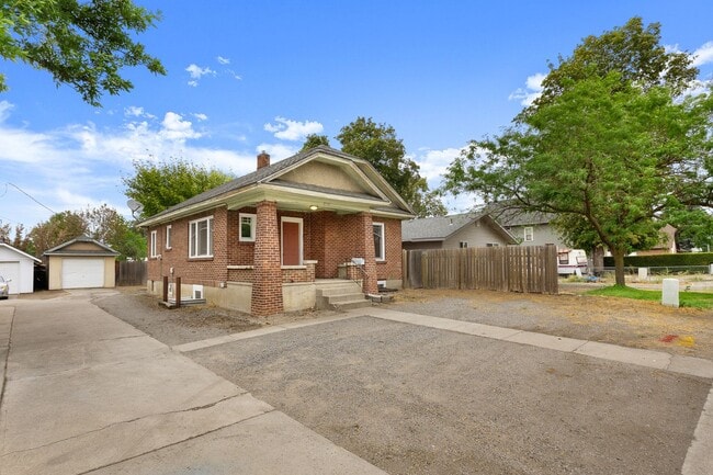 2011 E Mission Ave in Spokane, WA - Building Photo - Building Photo