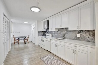 900 NE 195th St, Unit Chantilly 217 in Miami, FL - Foto de edificio - Building Photo