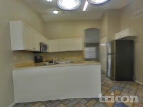 8621 W Willow Ave in Peoria, AZ - Foto de edificio - Building Photo