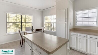 1601 W Arbrook Blvd in Arlington, TX - Foto de edificio - Building Photo