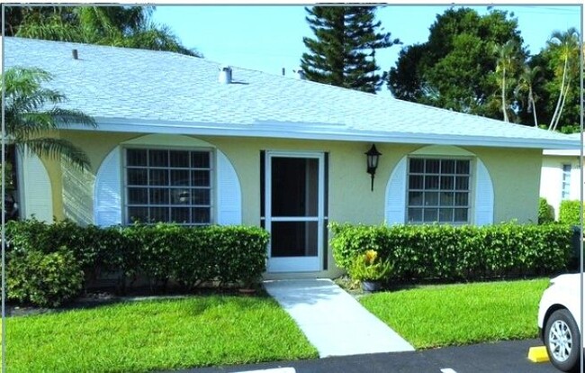 property at 13988 Vía Flora