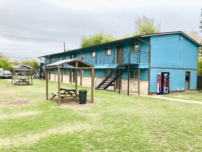 Woodfield Apartments in San Antonio, TX - Building Photo - Primary Photo