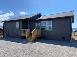 5065 Seven Oaks Rd in Central Point, OR - Building Photo - Building Photo