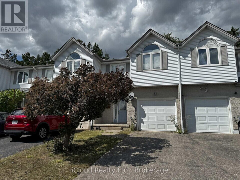 18 Bankside Dr in Kitchener, ON - Building Photo