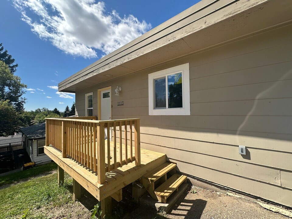 1113 10th St NW in Minot, ND - Building Photo