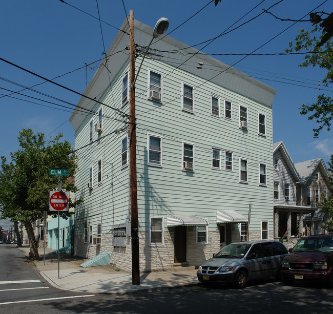 221-223 Elm St in Newark, NJ - Foto de edificio - Building Photo