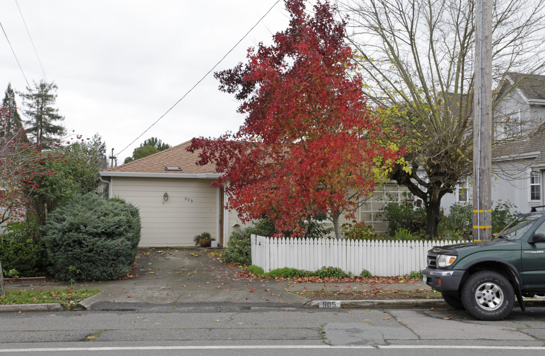 905 Western Ave in Petaluma, CA - Building Photo