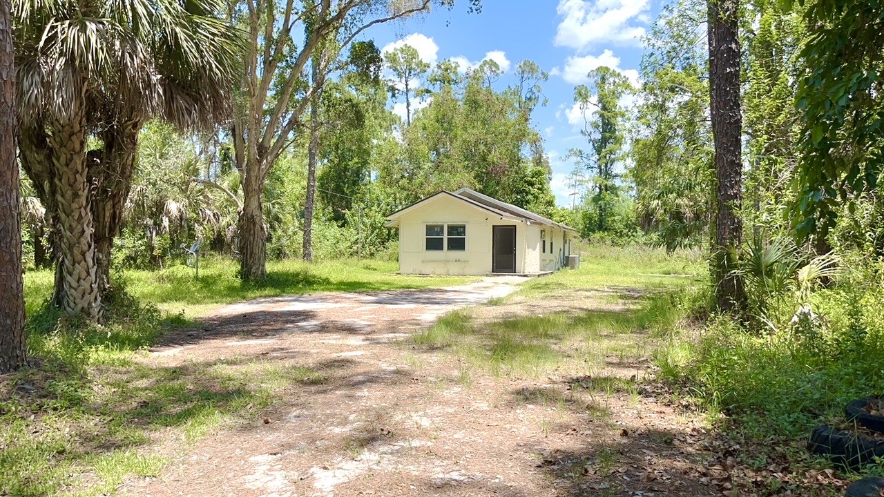 1747 Acremaker Rd in Naples, FL - Building Photo