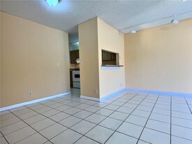 843 Twin Lakes Dr, Unit 30-B in Coral Springs, FL - Building Photo