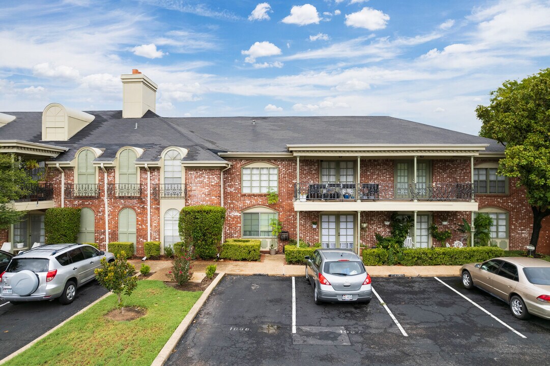 Royal Orleans North Condominiums in Austin, TX - Building Photo