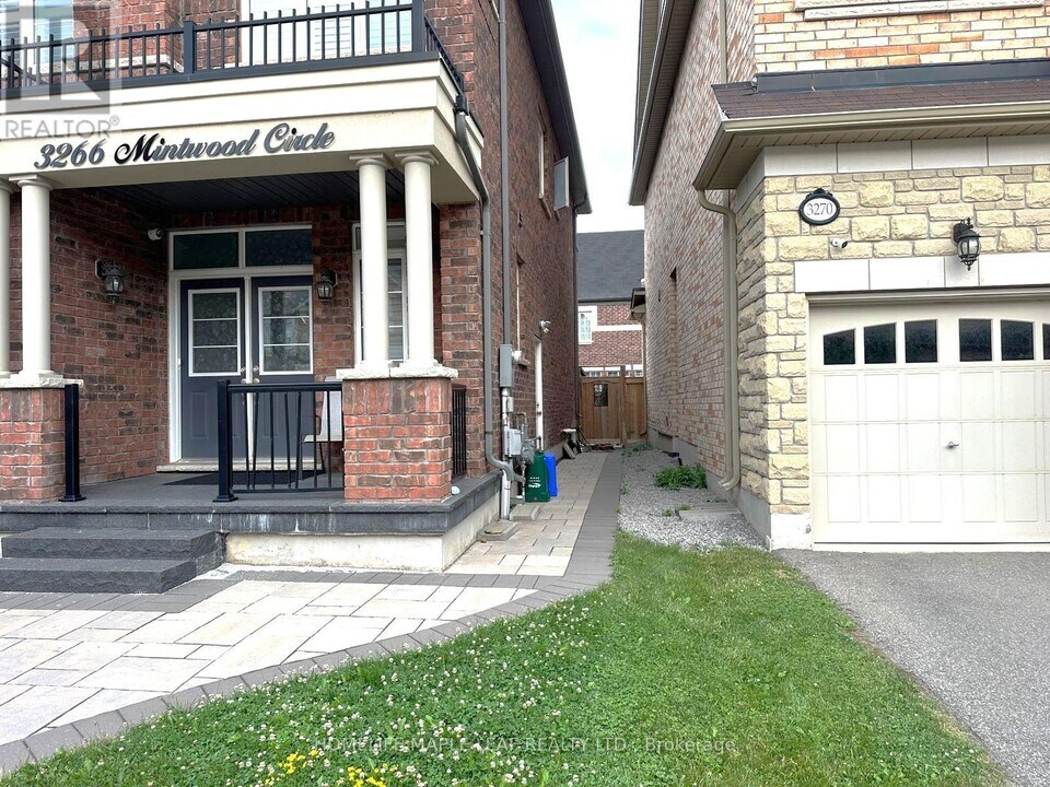 3266 Mintwood Cir in Oakville, ON - Building Photo