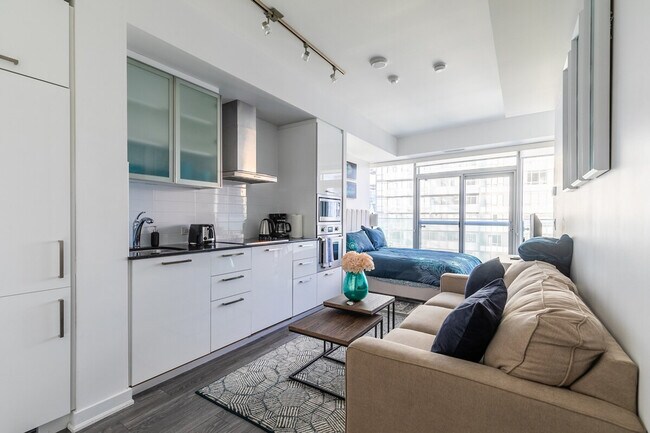 19 Grand Trunk Crescent in Toronto, ON - Building Photo - Building Photo