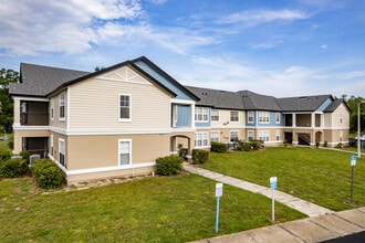 Bristol Lakes Apartments in Mount Dora, FL - Foto de edificio - Building Photo