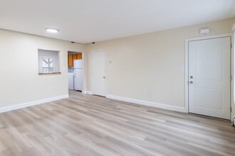 Newport Landings Apartment Community in Middletown, RI - Foto de edificio - Building Photo