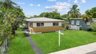 2212 Roosevelt St in Hollywood, FL - Building Photo