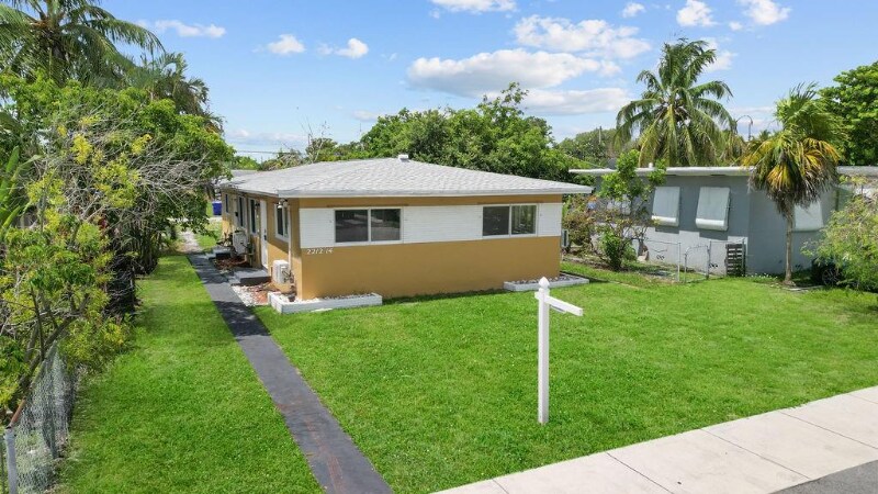 2212 Roosevelt St in Hollywood, FL - Building Photo