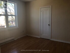 421 Sutherland Dr in Toronto, ON - Building Photo
