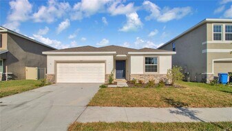 5427 Flint Hills Dr in Wimauma, FL - Building Photo