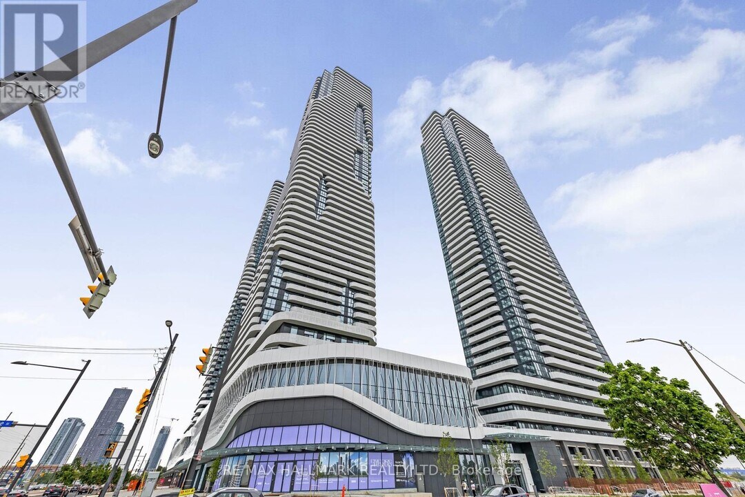 225 Commerce St in Vaughan, ON - Building Photo