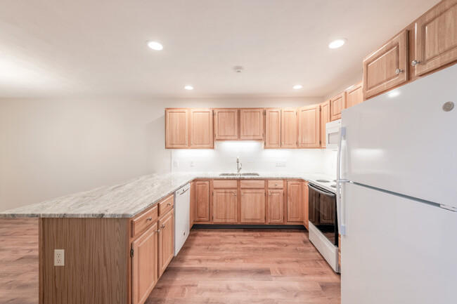 Kirkbrae Glen Apartments in Lincoln, RI - Building Photo - Interior Photo