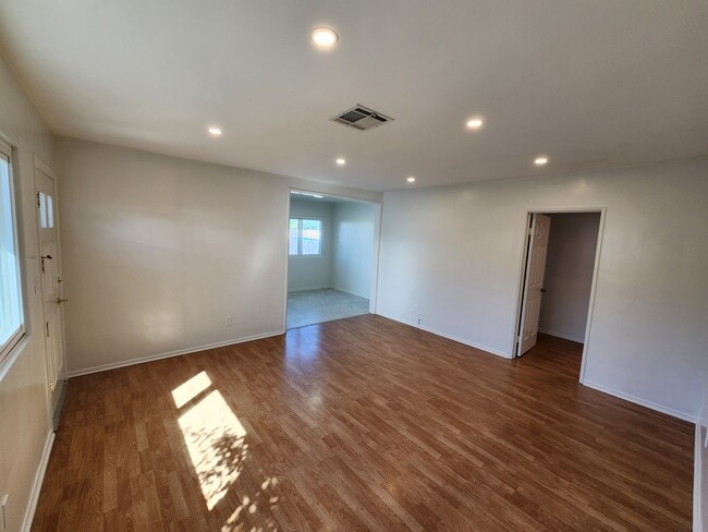 10449 Cantara St in Sun Valley, CA - Building Photo - Building Photo