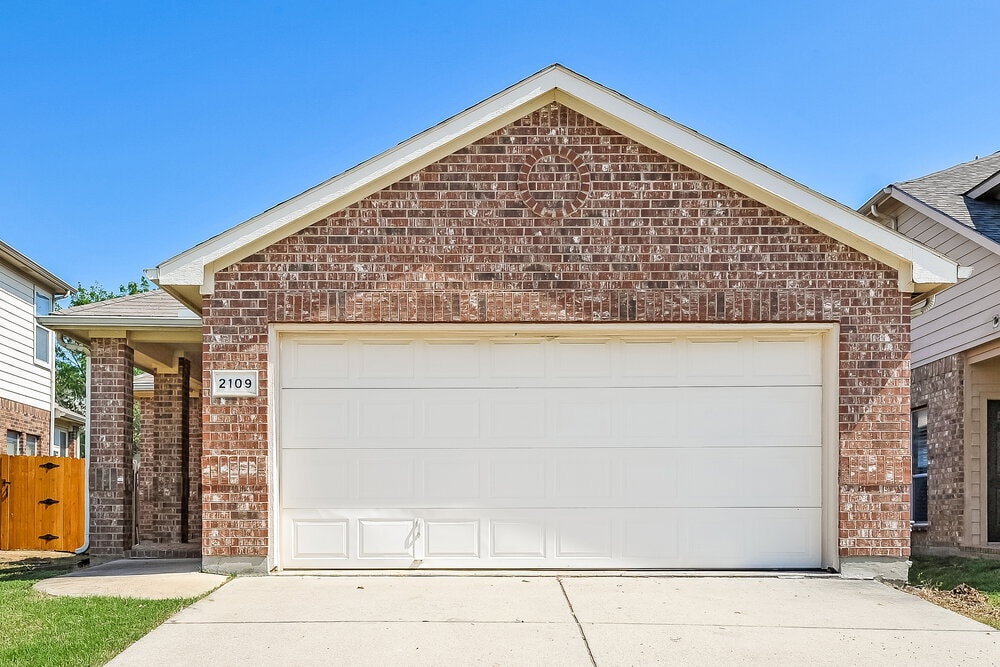 2109 Ingrid Ln in Fort Worth, TX - Building Photo