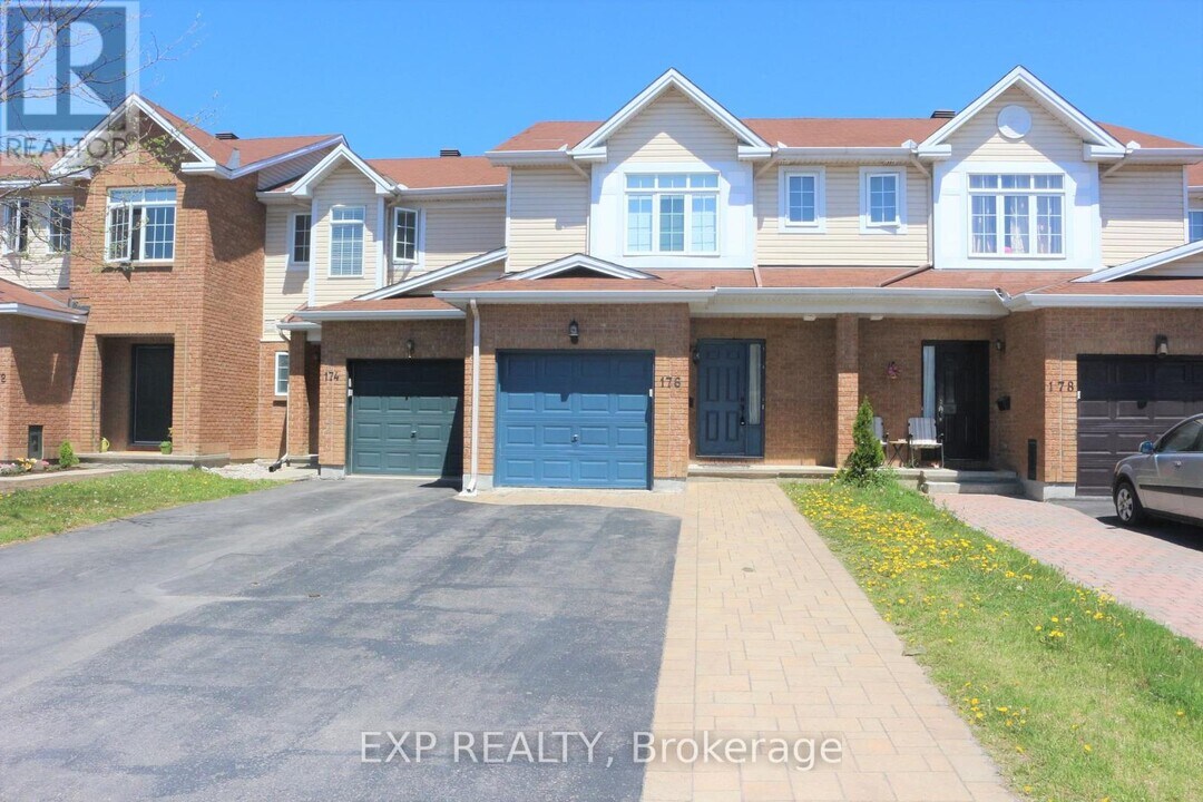176 Colliston Crescent in Ottawa, ON - Building Photo