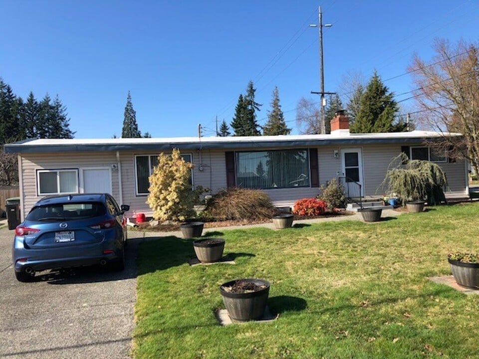 8406 9th Ave SE in Everett, WA - Building Photo