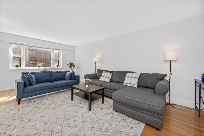 131 Sewall Ave in Brookline, MA - Foto de edificio - Building Photo