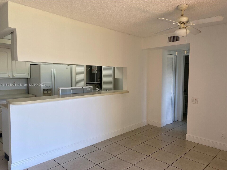 4453 Treehouse Ln in Tamarac, FL - Building Photo