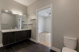 2556 W Armitage Ave in Chicago, IL - Building Photo - Building Photo