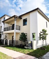 4583 NW 83rd Pl in Doral, FL - Building Photo