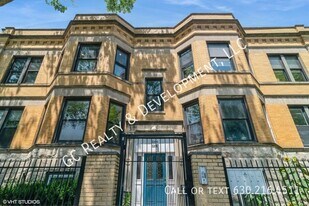 3266 W Wrightwood Ave in Chicago, IL - Building Photo