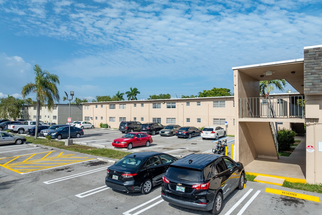 VILLAS OF WEST BIRD CONDO in Miami, FL - Building Photo