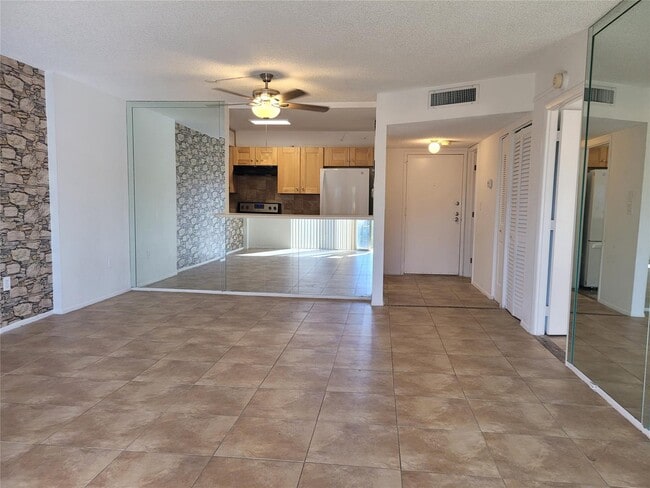 4158 Inverrary Dr, Unit 505 in Lauderhill, FL - Foto de edificio - Building Photo