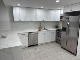 6886 NW 166th Terrace in Hialeah, FL - Building Photo