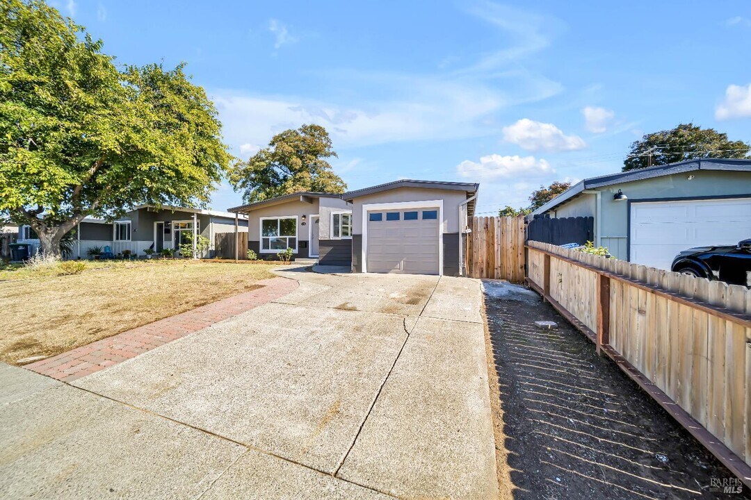 1012 McKinley St in Fairfield, CA - Building Photo