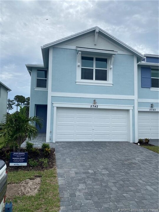 5742 SE Edgewater Cir in Stuart, FL - Building Photo