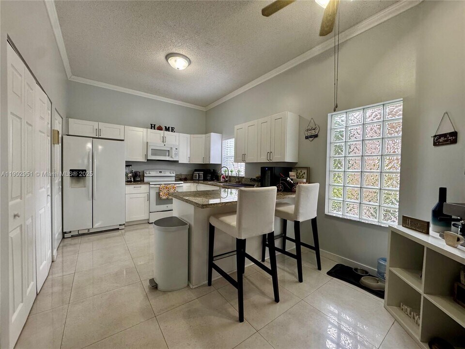 16137 Emerald Cove Rd in Weston, FL - Foto de edificio