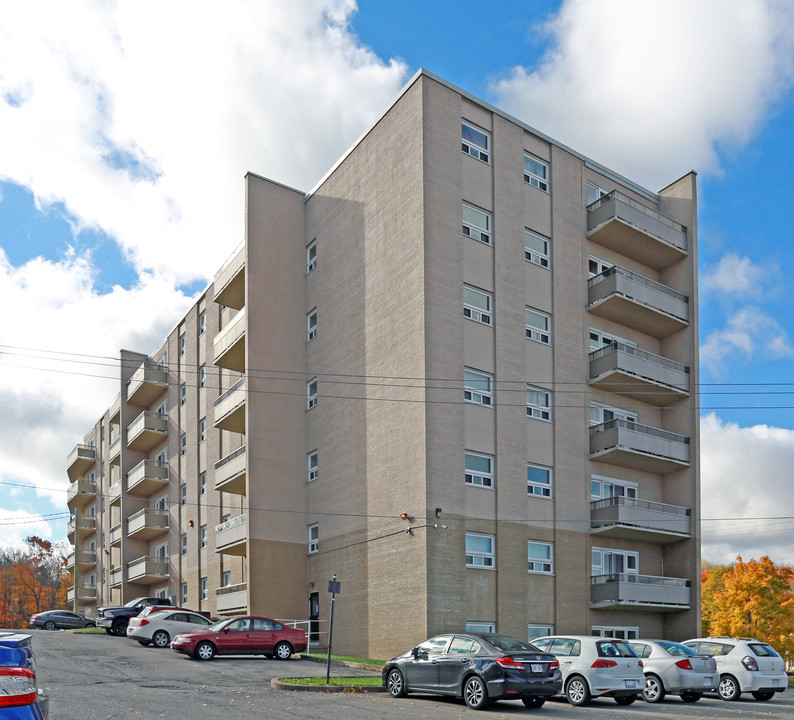 Squire Apartments in St Catharines, ON - Building Photo