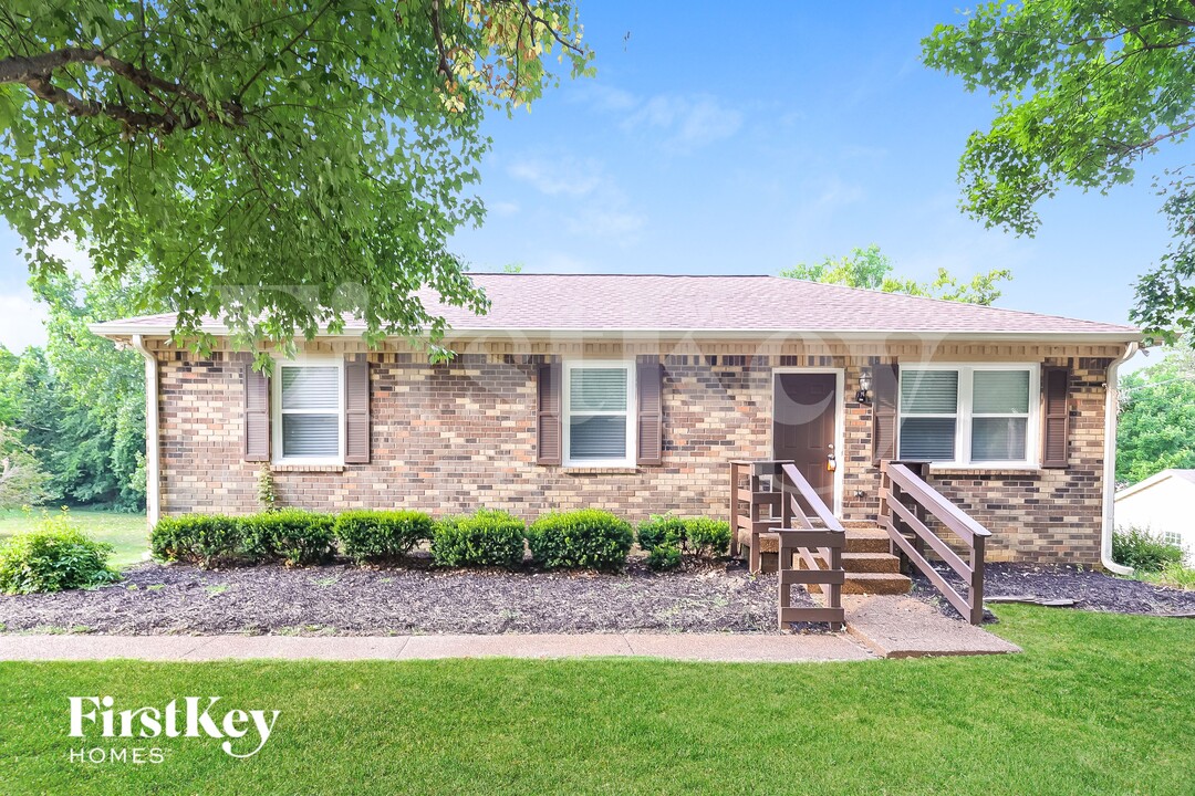 704 Berkshire Dr in Old Hickory, TN - Foto de edificio