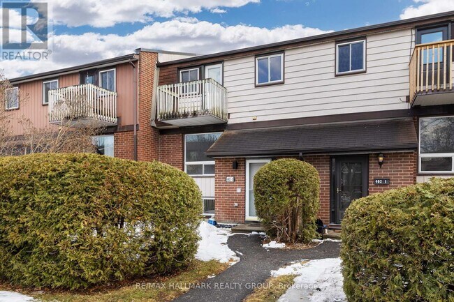 402-402 Montfort St