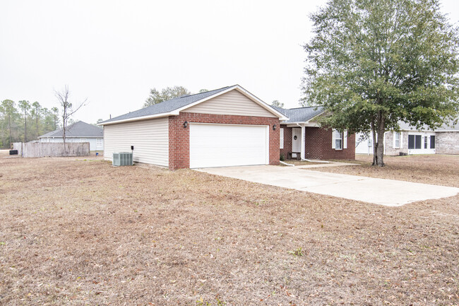 4633 Eagle Way in Crestview, FL - Building Photo - Building Photo