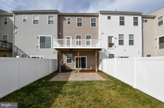 1104 Hudgins Farm Cir in Fredericksburg, VA - Building Photo - Building Photo
