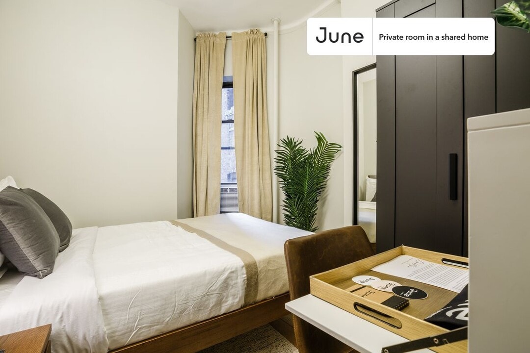 Private bedroom in 3 bed/1 bath Home in New York, NY - Building Photo