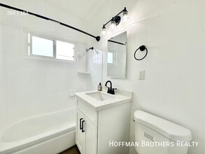 2278 W Adams Blvd, Unit 5 in Los Angeles, CA - Foto de edificio - Building Photo