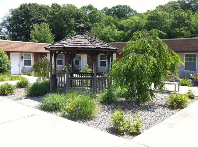 Ledgeview Apartments in Norwich, CT - Building Photo - Building Photo