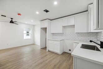 306 E 40th 1/2 St in Houston, TX - Building Photo - Building Photo