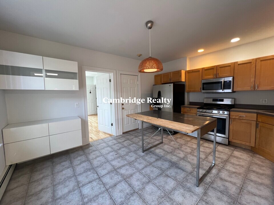 1228 Cambridge St, Unit 4T in Cambridge, MA - Building Photo