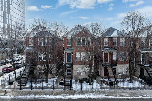 Old Town Village West in Chicago, IL - Building Photo - Building Photo